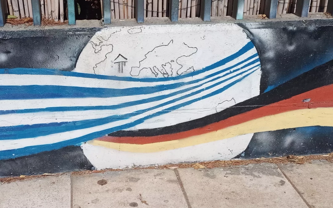 Mauer mit Fahnen neu